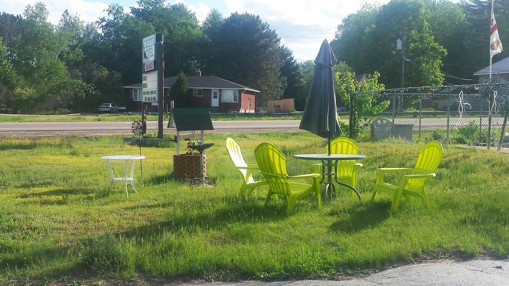 Time Travellers Motel Petawawa Exterior photo